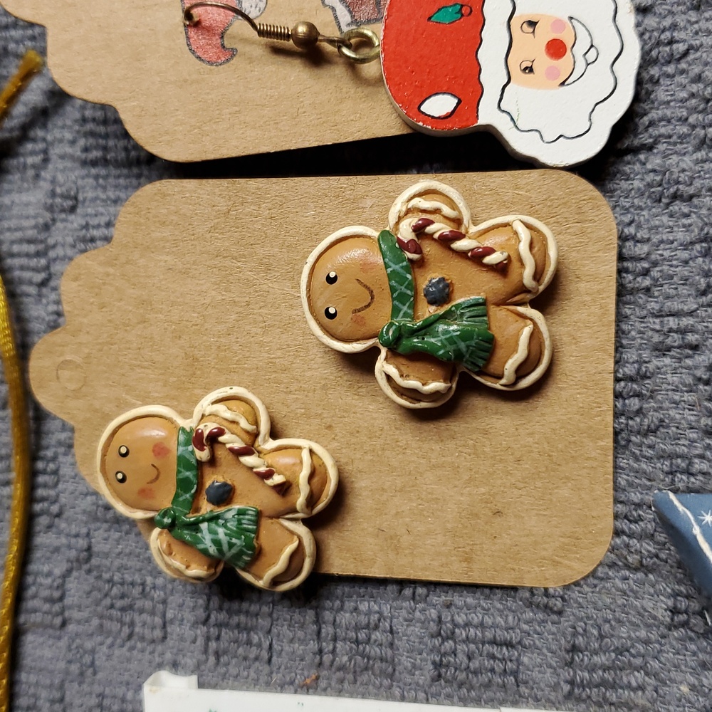 Christmas Jewelry 7 Pc Bundle. Santa Theme Earrings Bracelet Pin Necklace Vintag - Picture 5 of 13